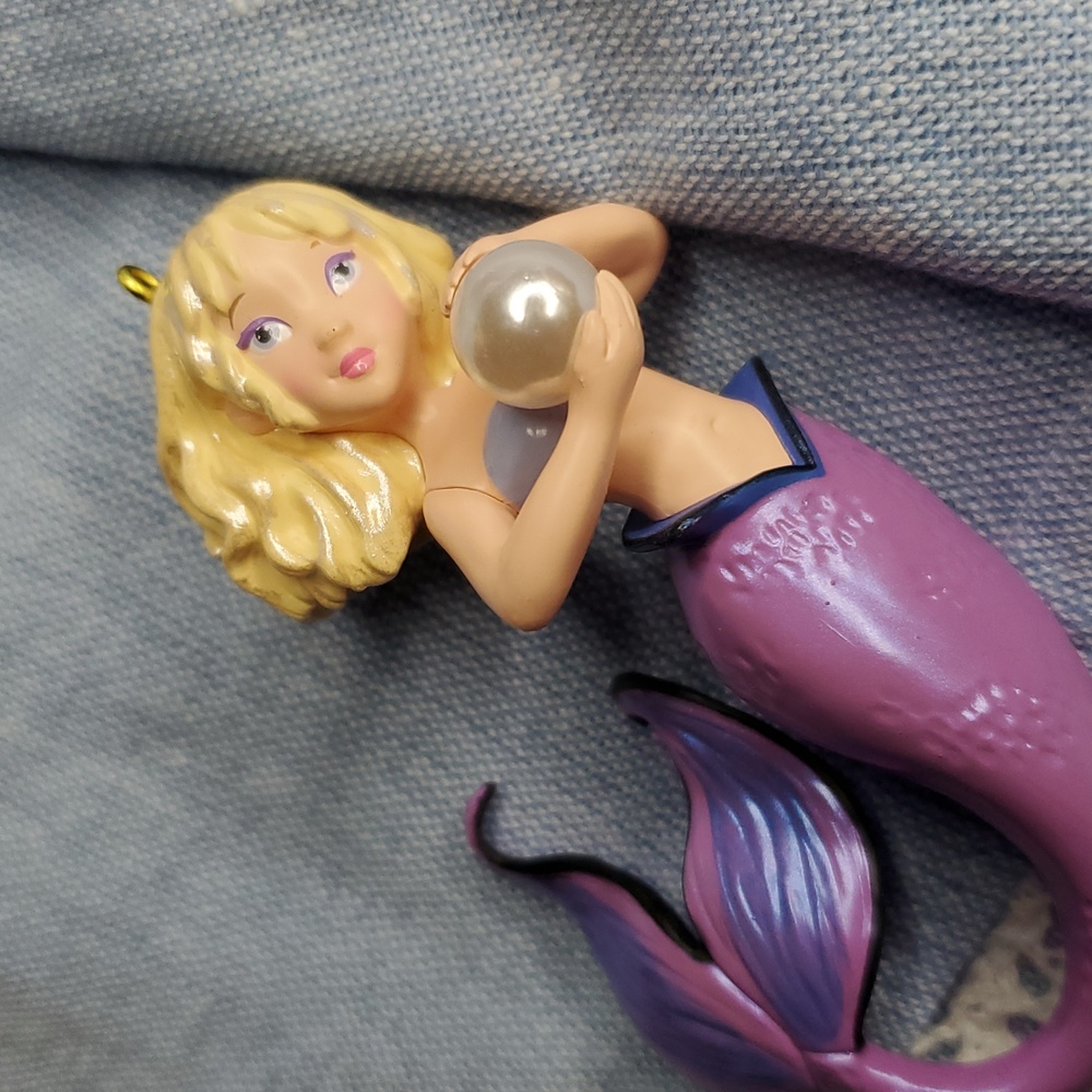Mythical Mermaid‎ Collection Figurine with Pearl Ornament